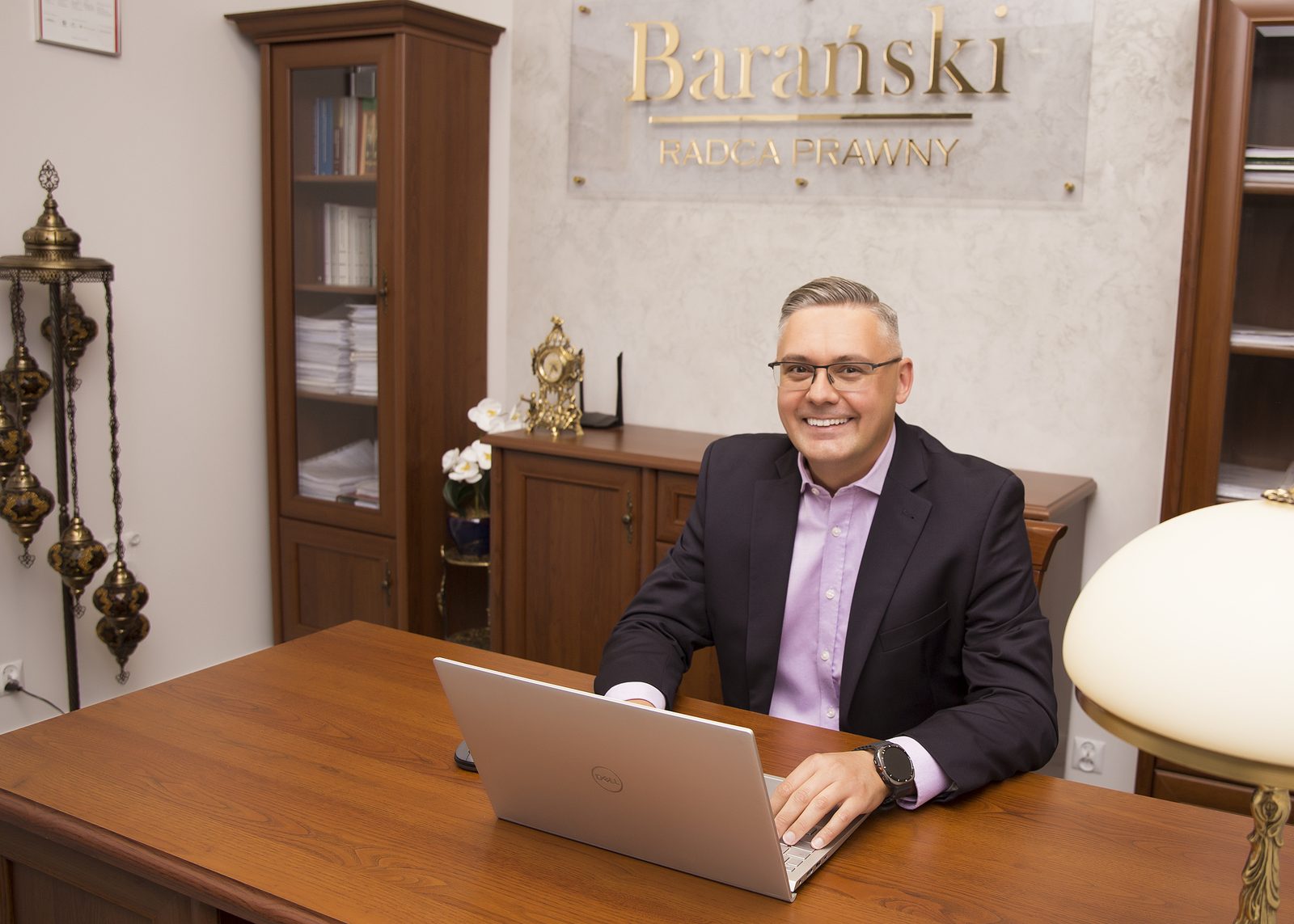 Radca prawny Paweł Barański w kancelarii